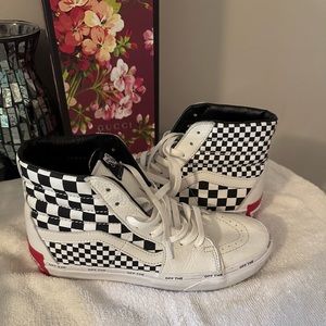 Men’s/Women’s Skate board high top shoes. Still new. Size 8 Men or Women’s 9.5.